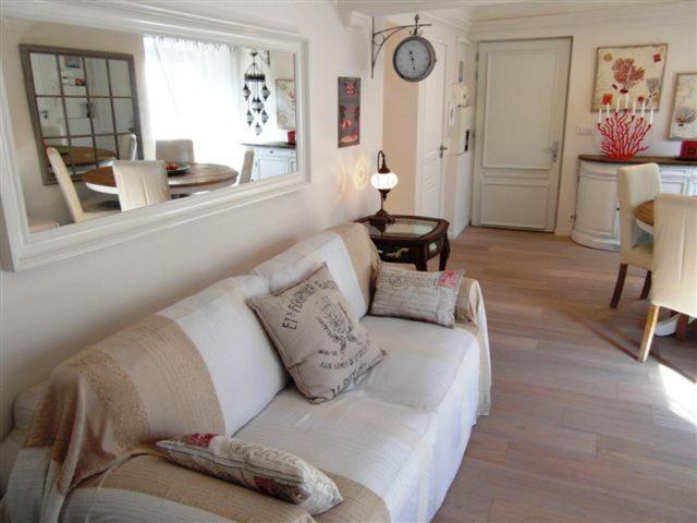 니스 Charming Corner Abode With Castle Views 아파트 외부 사진