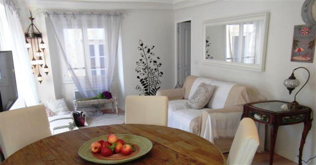 니스 Charming Corner Abode With Castle Views 아파트 외부 사진