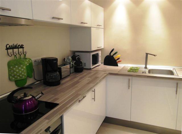 니스 Charming Corner Abode With Castle Views 아파트 외부 사진